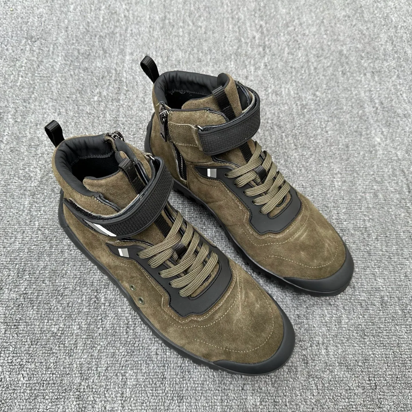 💰880 Prada/Prada’s new men’s spliced ​​casual sports boots! The shoe's exquisite stitching outlines a unique geometric texture, and contemporary lines and details reinterpret the classic sports style. The upper is made of ultra-official material, and the lining is full cowhide. It is lightweight, breathable, practical and versatile. The tongue is decorated with the Prada Milano logo, and the logo print is embellished with the laces. It is paired with a 2.5cm two-color rubber sole to create a comfortable wearing experience. Comes with full set of original packaging dust bag! Size: 39-40-41-42-43-44 (45 customized) standard leather shoe size Item number: 41274651